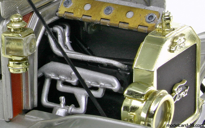 1913 - Ford Model T Delivery Universal Hobbies 1/18 (Серебристый) Двигатель