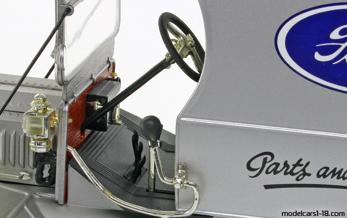 1913 - Ford Model T Delivery Universal Hobbies 1/18 (Серебристый) Интерьер панель приборов