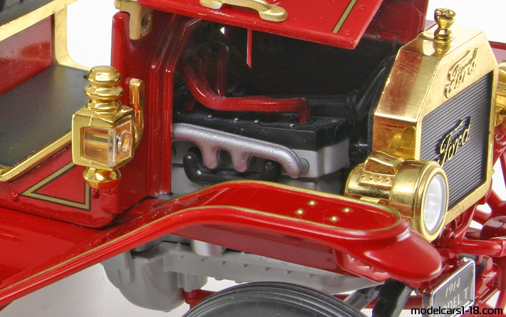 1914 - Ford Model T Fire Engine Signature Models 1/18 (Kрасный) Багажник / Поднимающиеся фары