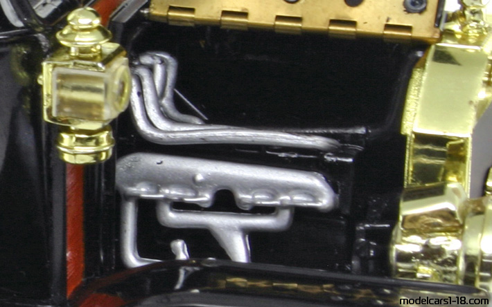 1908 - Ford Model T Universal Hobbies 1/18 (Чёрный) Двигатель