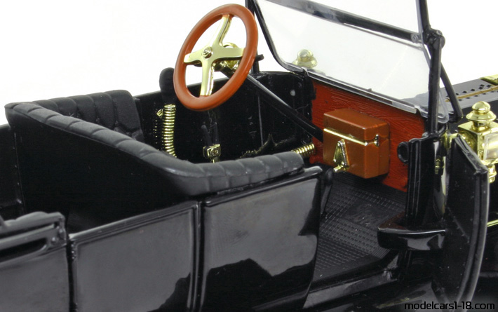 1908 - Ford Model T Universal Hobbies 1/18 (Чёрный) Интерьер панель приборов