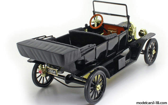 1908 - Ford Model T Universal Hobbies 1/18 (Чёрный) Задняя правая сторона