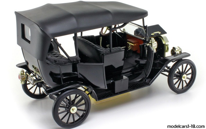 1908 - Ford Model T Universal Hobbies 1/18 (Чёрный) Открывающиеся части
