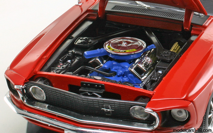 1969 - Ford Mustang Boss 302 Welly 1/18 (Kрасный / Чёрный) Двигатель