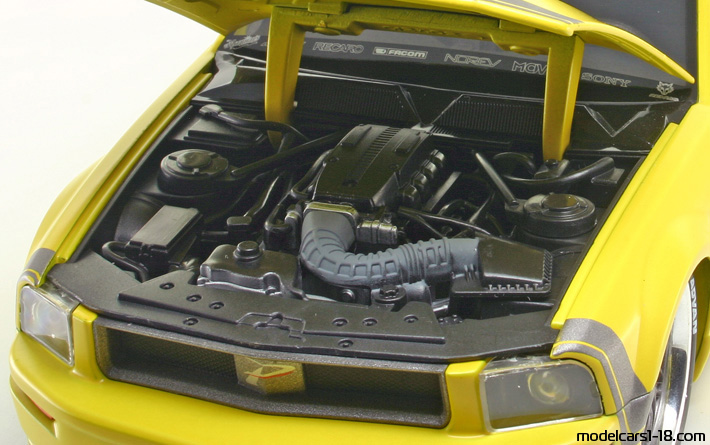 2007 - Ford Mustang Cesam Norev 1/18 (Жёлтый / Серый ) Двигатель