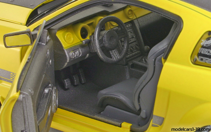 2007 - Ford Mustang Cesam Norev 1/18 (Жёлтый / Серый ) Интерьер панель приборов