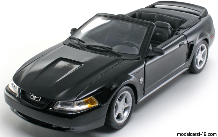 1999 - Ford Mustang GT Maisto 1/18 (Black) Передняя левая сторона