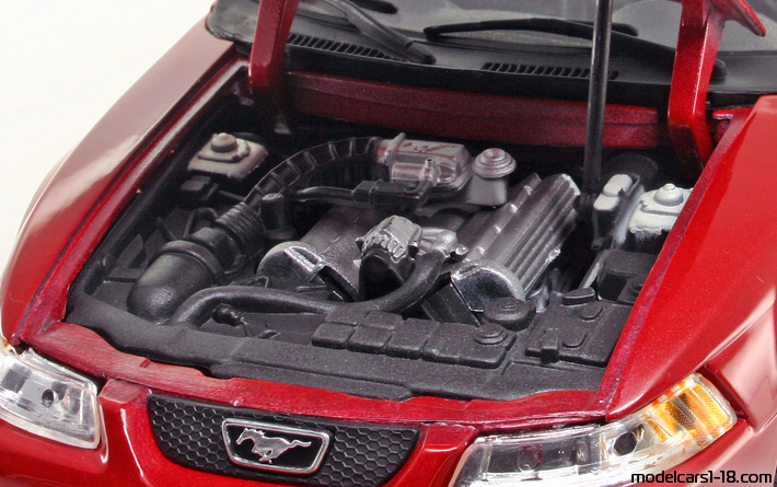 1999 - Ford Mustang GT Maisto 1/18 (Kрасный) Двигатель