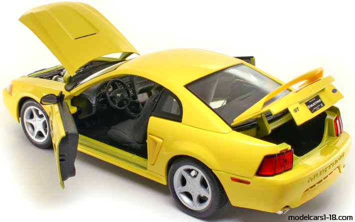 1999 - Ford Mustang GT Maisto 1/18 (Жёлтый) Открывающиеся части