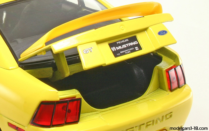1999 - Ford Mustang GT Maisto 1/18 (Жёлтый) Багажник / Поднимающиеся фары