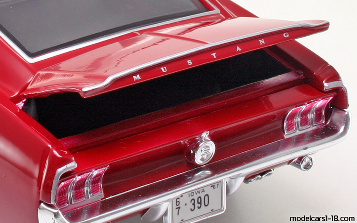 1967 - Ford Mustang GTA Fastback Maisto 1/18 (Kрасный) Багажник / Поднимающиеся фары