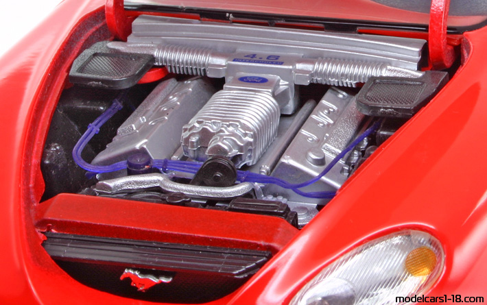 1993 - Ford Mustang Mach III Concept Maisto 1/18 (Kрасный) Двигатель