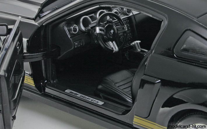 2006 - Ford Mustang Shelby GT-H Shelby Collectibles 1/18 (Чёрный / Жёлтый) Интерьер панель приборов