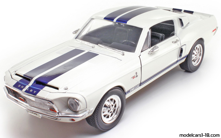 1968 - Ford Mustang Shelby GT500KR Road Signature 1/18 (Белый / Синий) Передняя левая сторона
