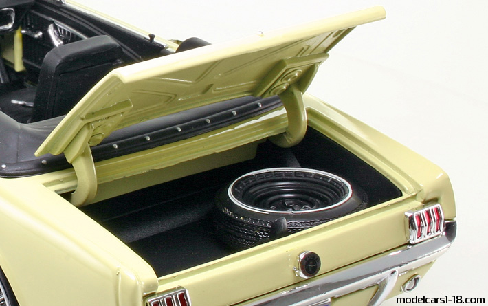 1964 - Ford Mustang Motor Max 1/18 (Жёлтый) Багажник / Поднимающиеся фары
