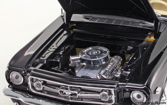 1965 - Ford Mustang Mira 1/18 (Чёрный) Двигатель