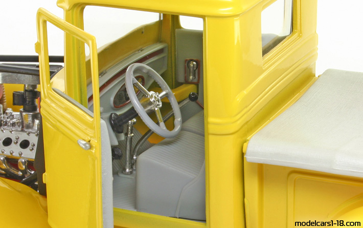 1934 - Ford Pickup (Model BB) Road Legends 1/18 (Жёлтый) Интерьер панель приборов