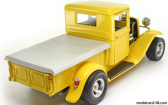 1934 - Ford Pickup (Model BB) Road Legends 1/18 (Жёлтый) Задняя правая сторона