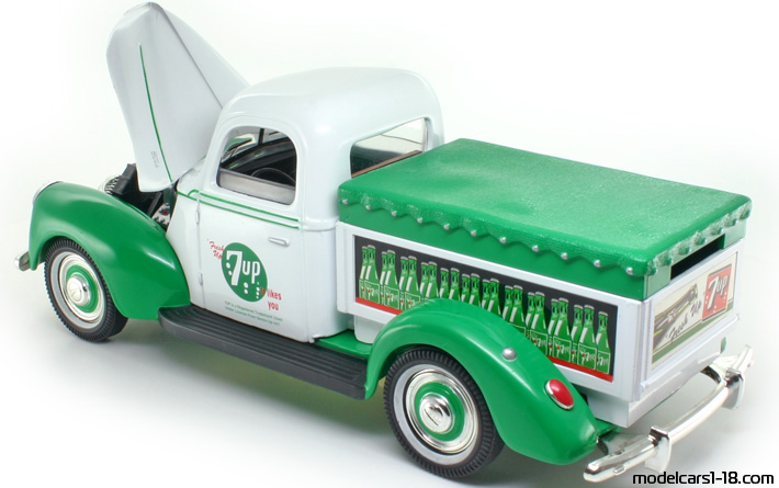 1940 - Ford Pickup Golden Wheel Diecast 1/20 (Белый / Зелёный) Открывающиеся части