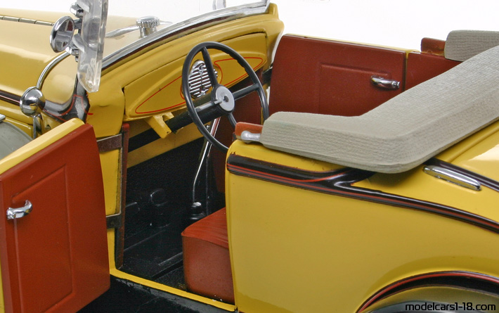 1931 - Ford Roadster (Model A) Motor City Classic 1/18 (Жёлтый / Чёрный) Интерьер панель приборов