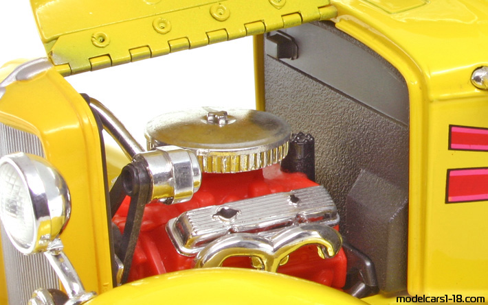 1932 - Ford Roadster (Model B) Road Legends 1/18 (Жёлтый) Двигатель