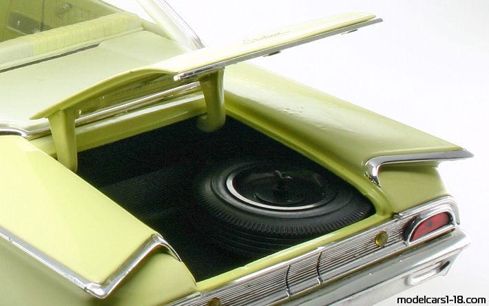 1960 - Ford Starliner ERTL 1/18 (Жёлтый / Белый) Багажник / Поднимающиеся фары