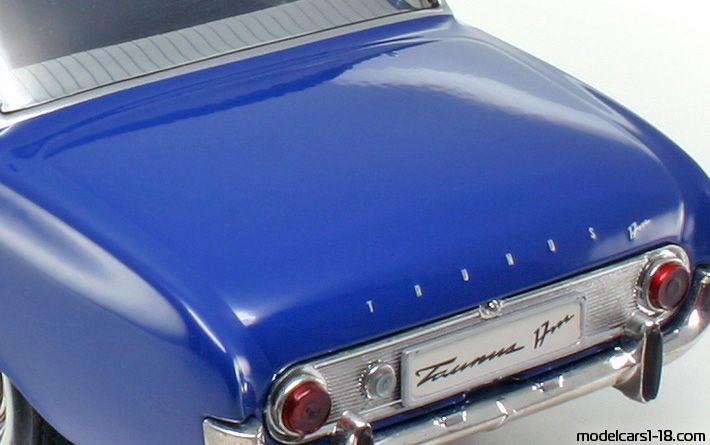 1960 - Ford Taunus 17M (P3) Revell 1/18 (Синий / Белый) Багажник / Поднимающиеся фары