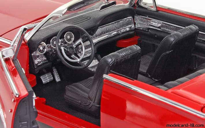 1963 - Ford Thunderbird Anson 1/18 (Kрасный) Интерьер панель приборов