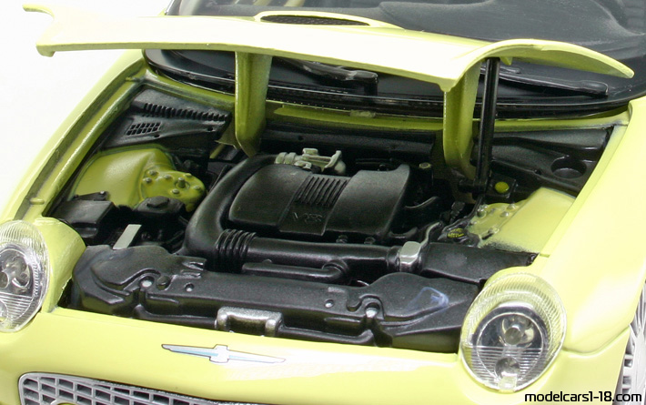 2002 - Ford Thunderbird Maisto 1/18 (Жёлтый) Двигатель