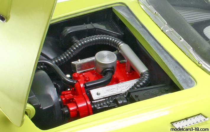 1955 - Ford Thunderbird Road Tough 1/18 (Жёлтый / Белый) Двигатель