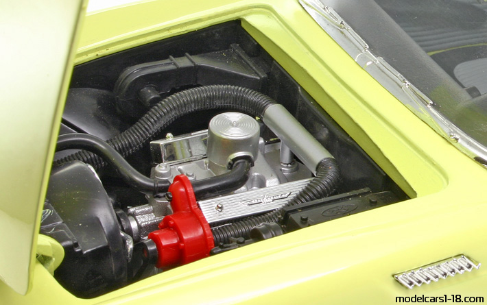 1956 - Ford Thunderbird Revell 1/18 (Жёлтый / Белый) Двигатель