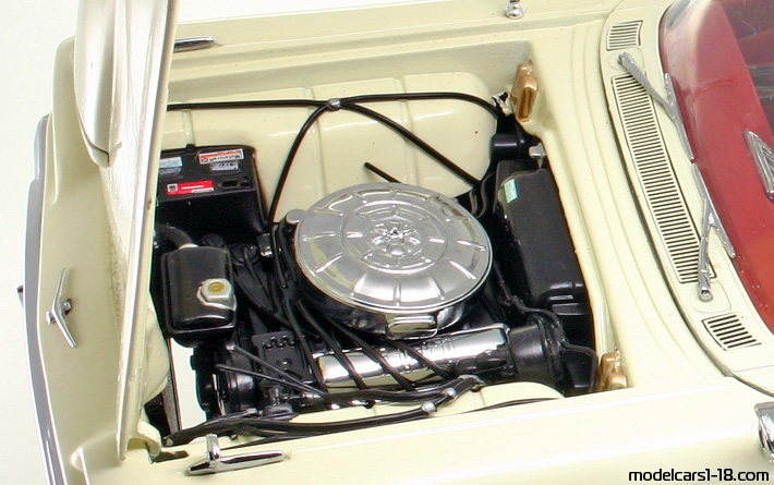 1960 - Ford Thunderbird Sun Star 1/18 (Белый) Двигатель