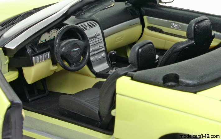 2002 - Ford Thunderbird Maisto 1/18 (Жёлтый) Интерьер панель приборов