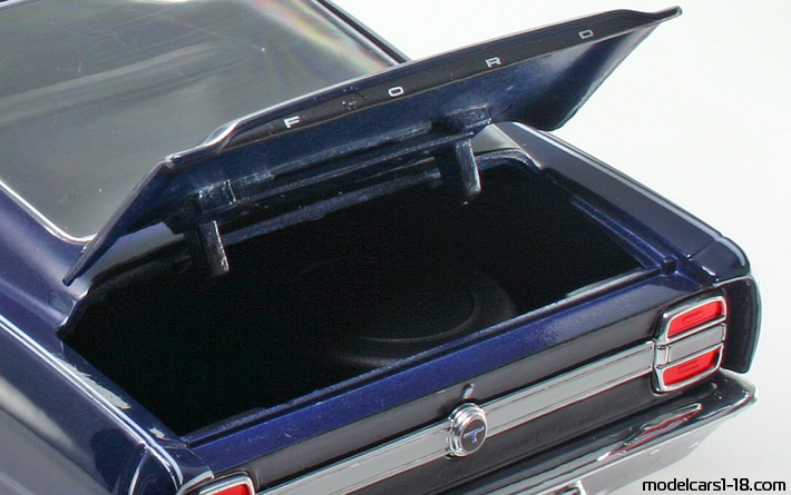 1969 - Ford Torino Talladega Maisto 1/18 (Синий / Чёрный) Багажник / Поднимающиеся фары