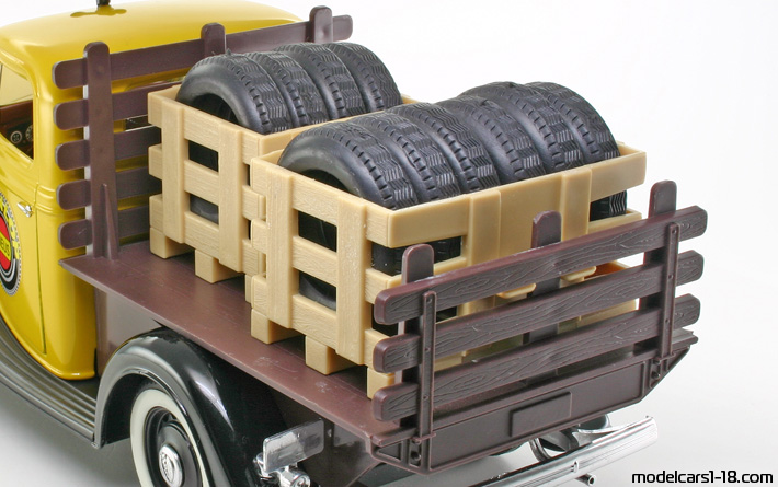 1936 - Ford V8 Plateau Solido 1/19 (Жёлтый / Чёрный) Багажник / Поднимающиеся фары