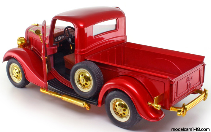 1936 - Ford V8 Solido 1/19 (Kрасный) Открывающиеся части