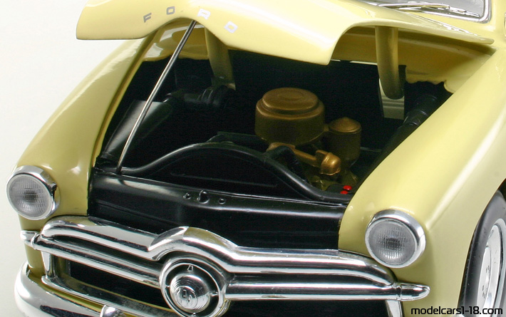 1949 - Ford Woody Motor City Classic 1/18 (Жёлтый) Двигатель