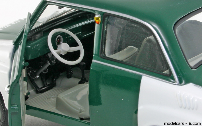 1955 - Goggomobil T250 Fire Dept / Police Revell 1/18 (Зелёный / Белый) Интерьер панель приборов