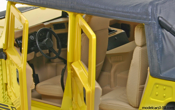 1992 - Hummer H1 Maisto 1/18 (Жёлтый) Интерьер панель приборов