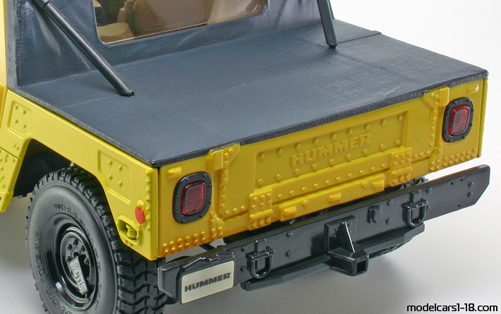 1992 - Hummer H1 Maisto 1/18 (Жёлтый) Багажник / Поднимающиеся фары
