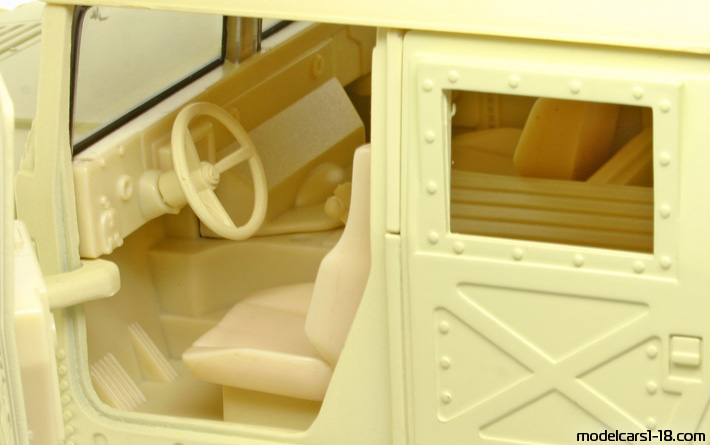 1992 - Hummer H1 Motor Max 1/18 (Белый) Интерьер панель приборов