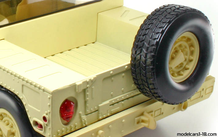 1992 - Hummer H1 Motor Max 1/18 (Белый) Багажник / Поднимающиеся фары