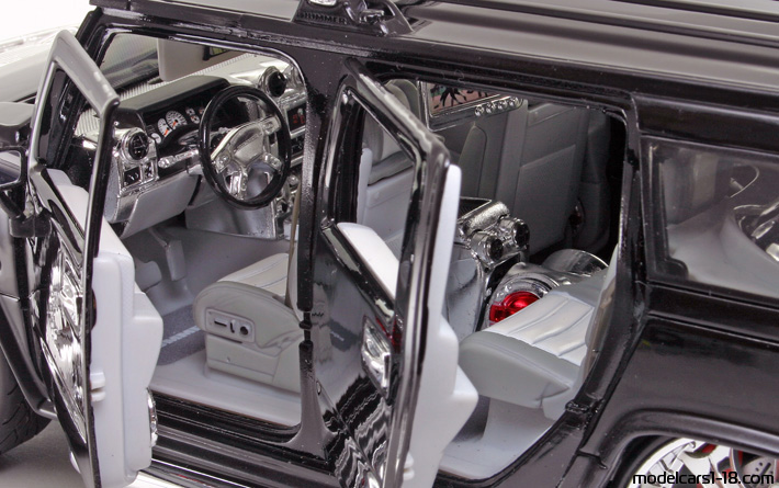 2002 - Hummer H2 Wagon Maisto 1/18 (Чёрный) Интерьер панель приборов