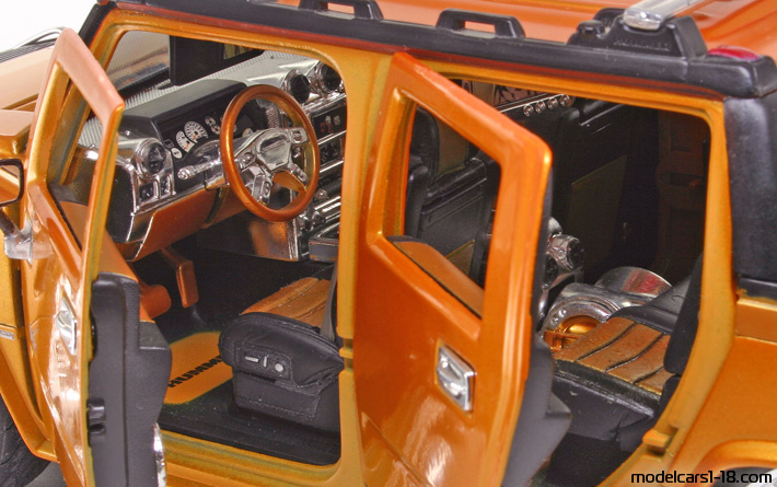 2002 - Hummer H2 Maisto 1/18 (Оранжевый) Интерьер панель приборов