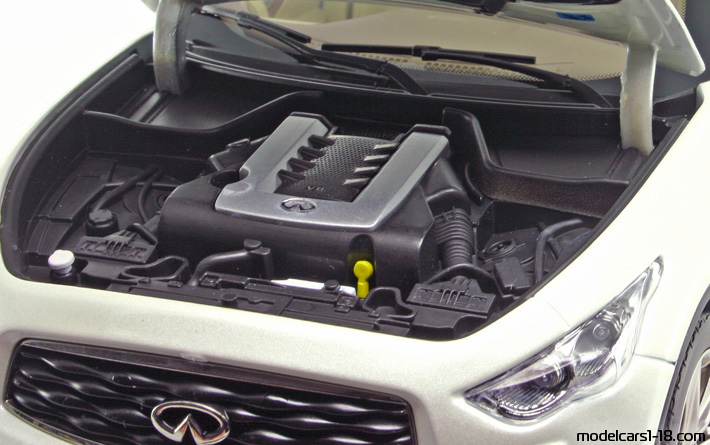 2009 - Infiniti FX50S Paudi 1/18 (Белый) Двигатель