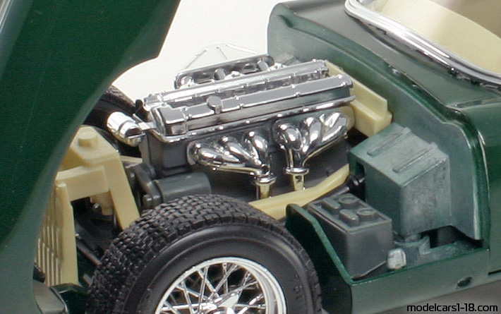 1961 - Jaguar E-Type Bburago 1/18 (Green) Двигатель