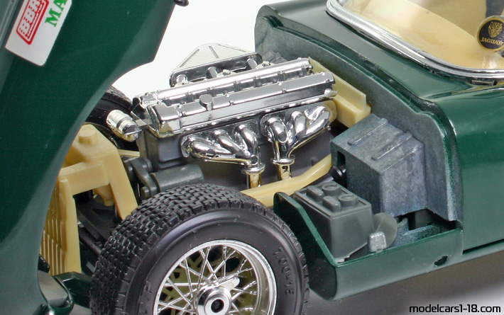 1961 - Jaguar E-Type Bburago 1/18 (Зелёный / Жёлтый) Двигатель