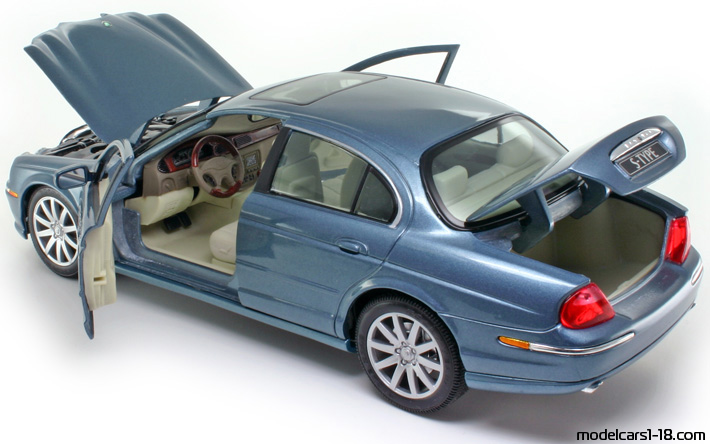 1999 - Jaguar S-Type Maisto 1/18 (Синий) Открывающиеся части