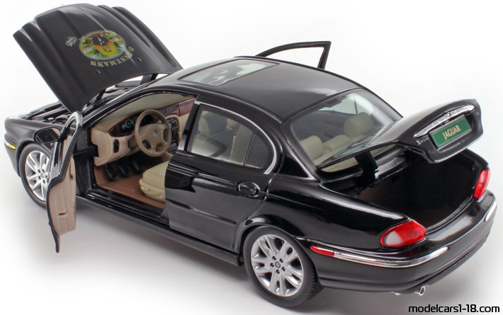 2001 - Jaguar X-Type Maisto 1/18 (Чёрный) Открывающиеся части