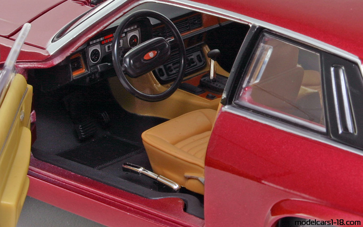 1975 - Jaguar XJ-S Road Signature 1/18 (Kрасный) Интерьер панель приборов